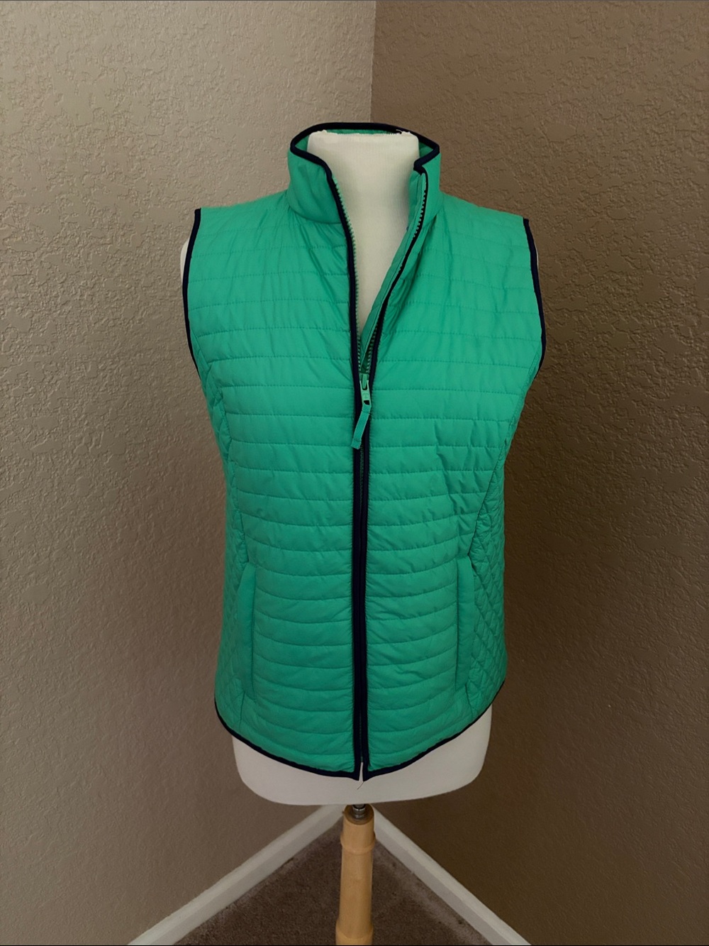 Talbots Quilted Shell Vest in Green with Navy Trim Size S like new